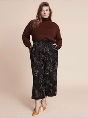 11 Honore Black Floral Wide Leg cropped pants. Size 18.